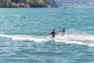 九游网-“快艇冲浪：东三叉湖赛场极速角逐，掀起水上运动的新浪潮”